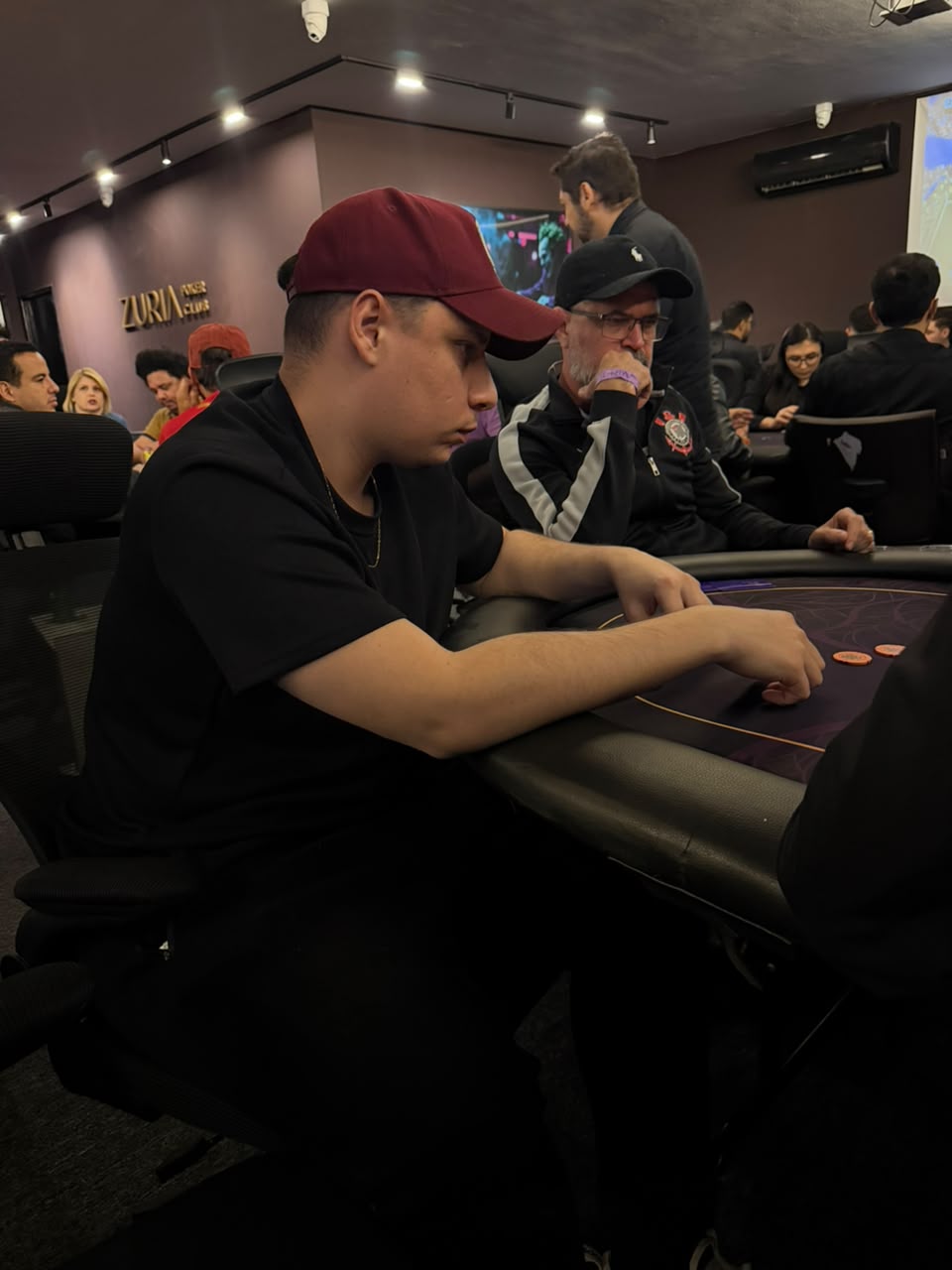 Vista do salao do Zuria com varias mesas de poker ocupadas ao mesmo tempo