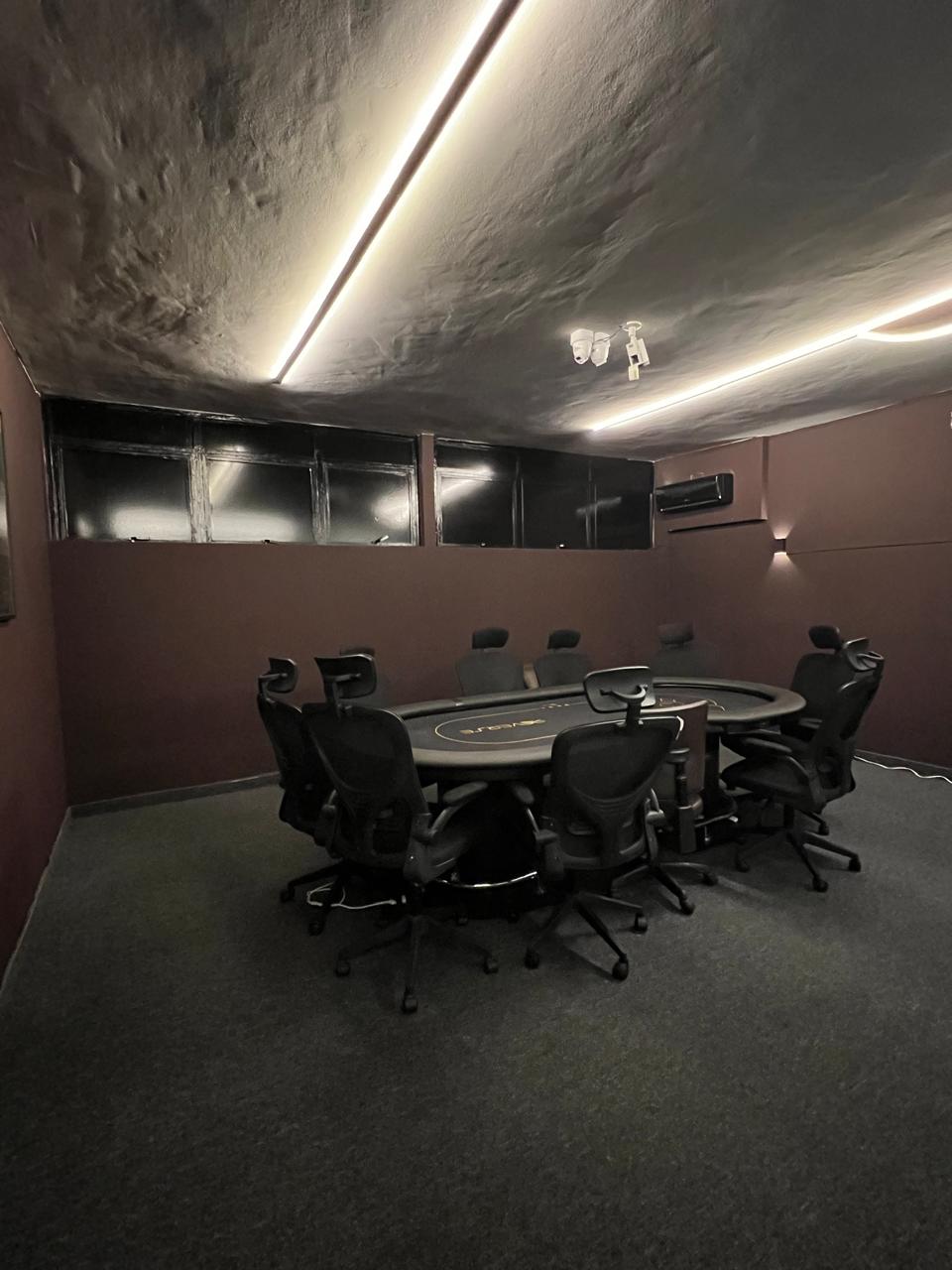 Sala VIP vista da entrada, com ar-condicionado e iluminacao de perimetro