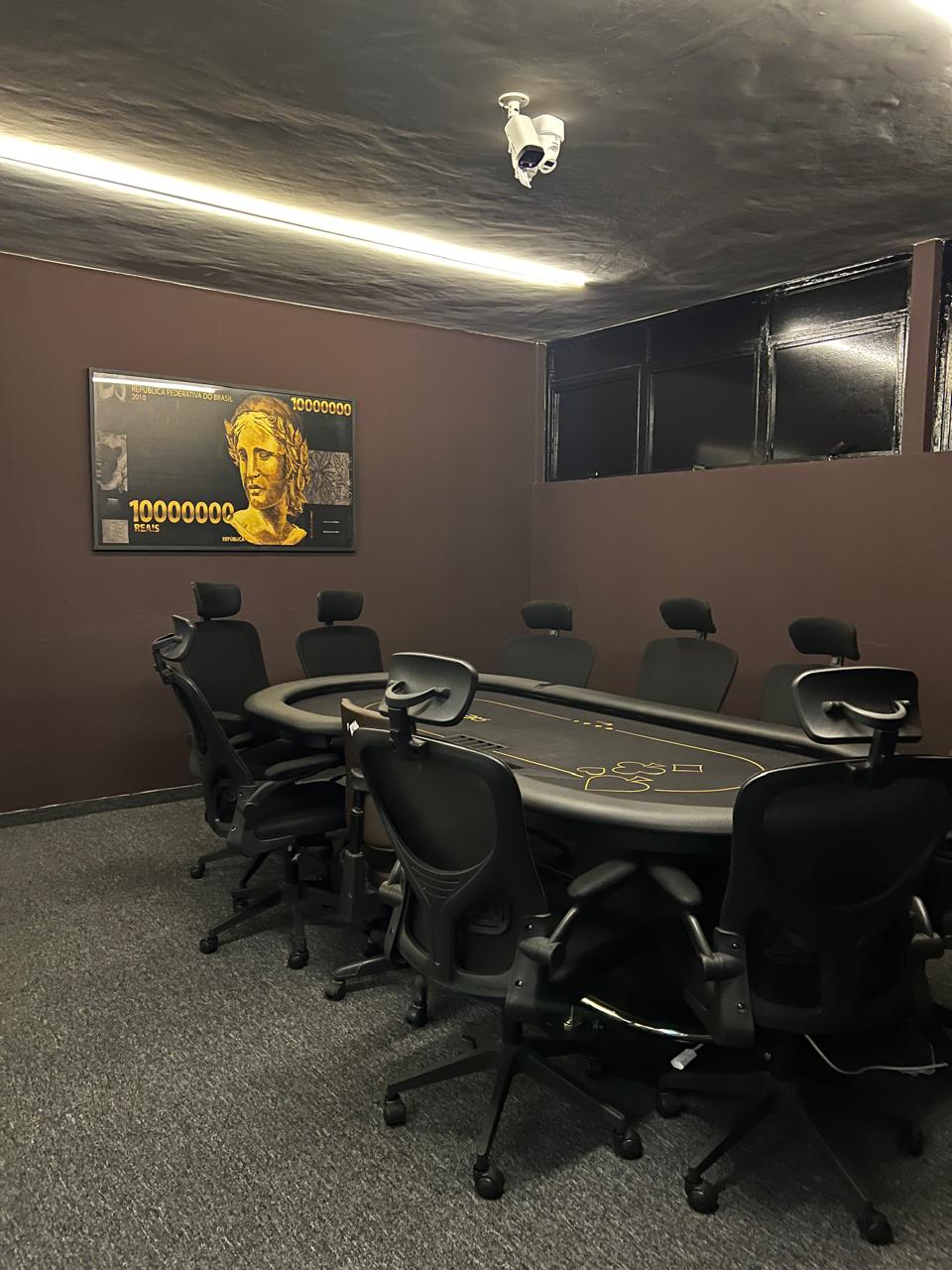 Sala VIP com o quadro dourado na parede e a mesa de nove lugares montada